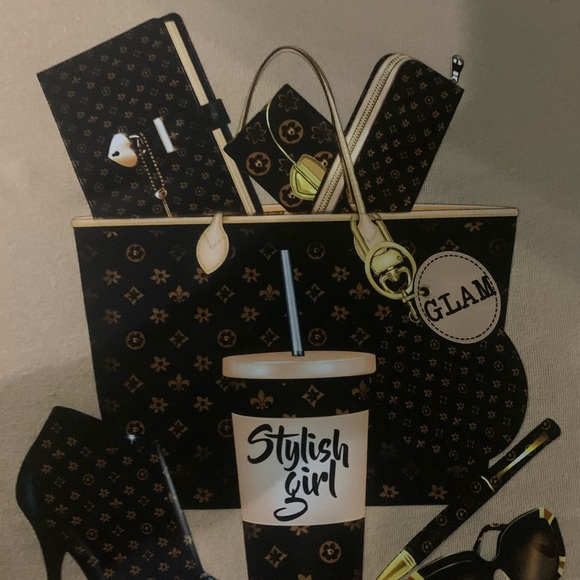 Womens Stylish Girl Graphic Tee - Picture 3 of 4